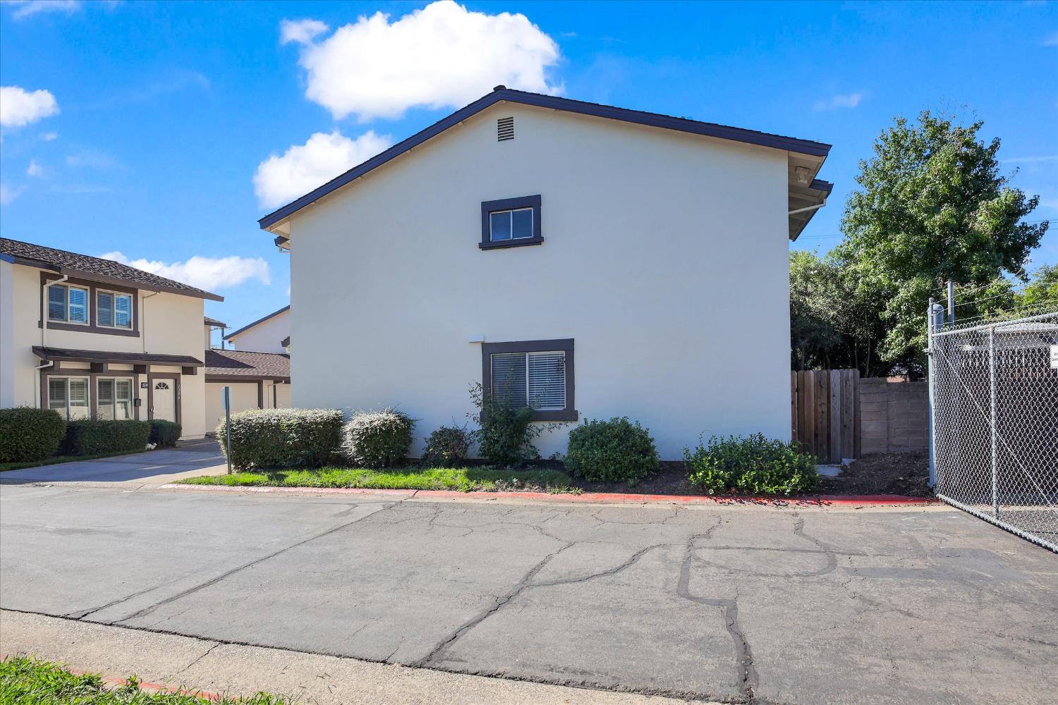 2200 Kimwood Lane Rancho Cordova, CA 95670 - Photo 3 of 26 a front view of a house with garden