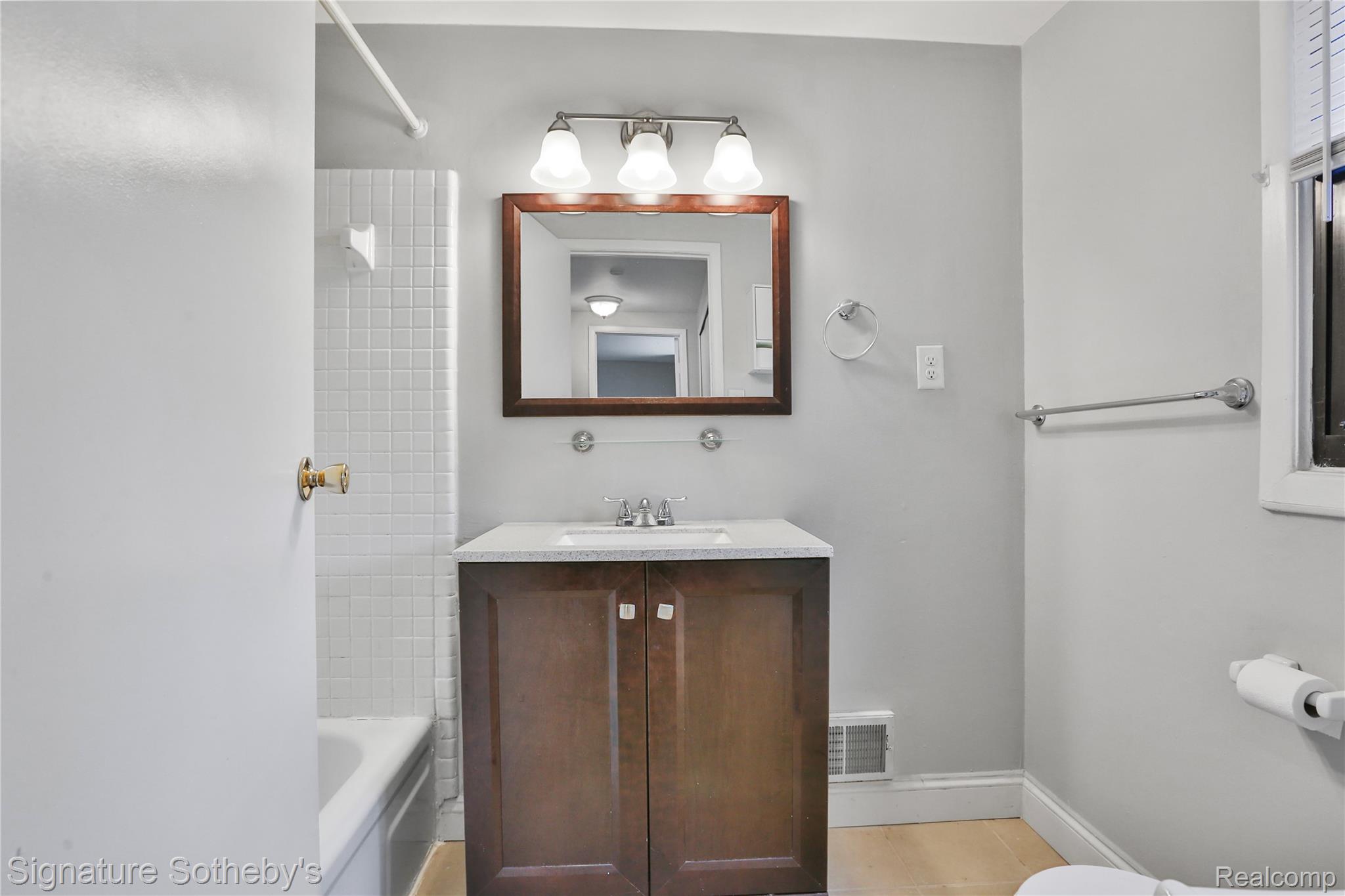 5025 Crooks Road, Unit 42 Royal Oak, MI 48073 - Photo 11 of 19 0I0A9499ss.jpg