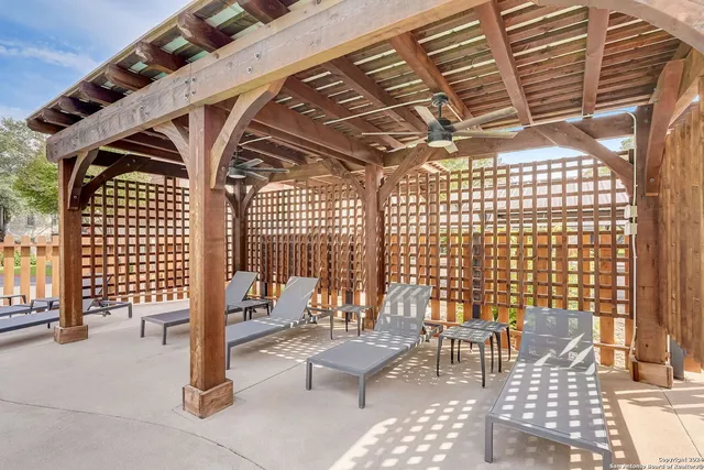 a view of entryway with patio