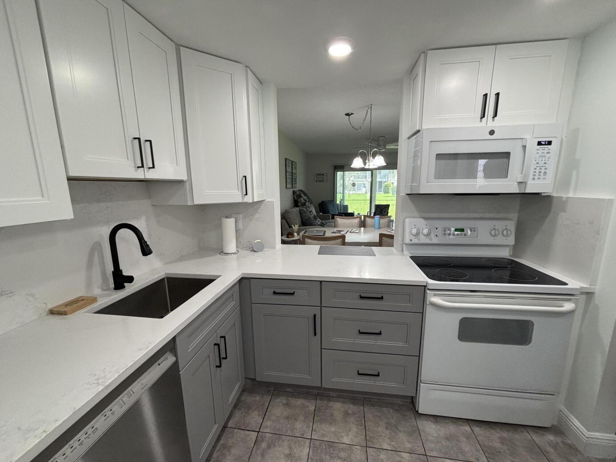 33 Abbey Lane, Unit 106 Delray Beach, FL 33446 - Photo 3 of 35 IMG_2632