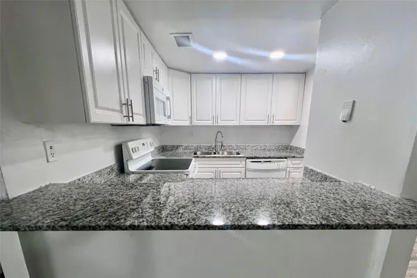$2,358 | 17350 Northwest 68th Avenue, Unit 300419, Hialeah, FL 33015