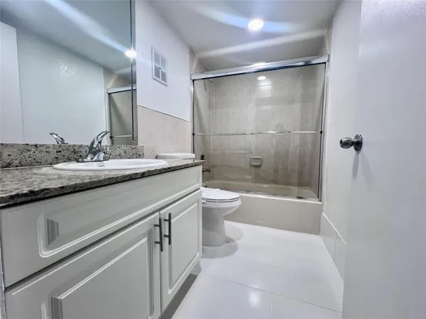 $2,358 | 17350 Northwest 68th Avenue, Unit 300419, Hialeah, FL 33015