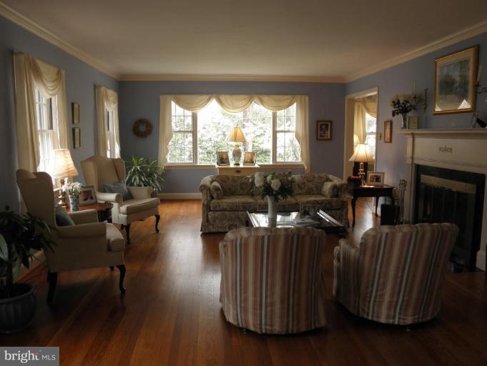 4620 32nd Road North Arlington, VA 22207 - Photo 3 of 28 24X15' Living Room with wood-burning fireplace
