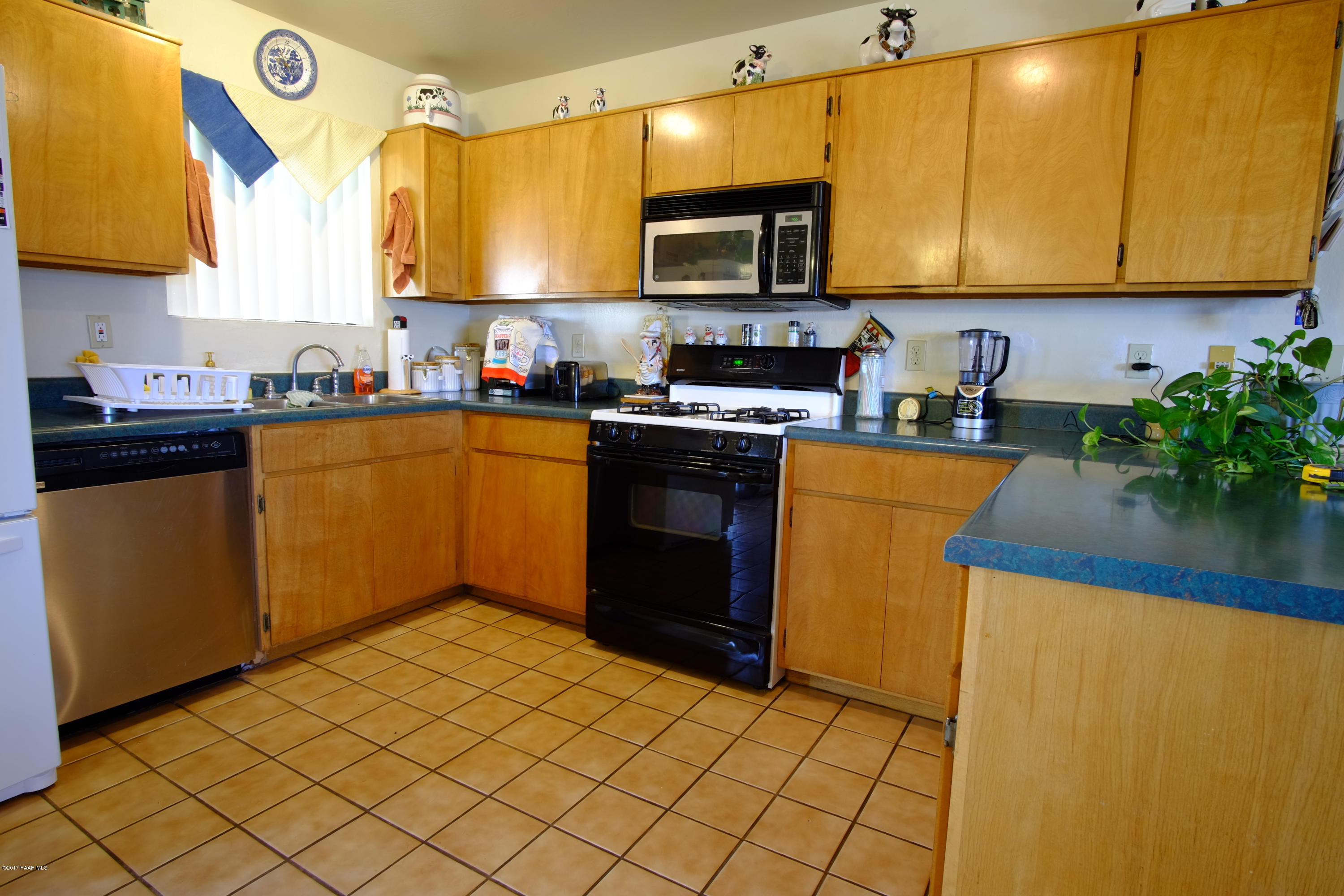 22530 North Malapai Ridge Road Paulden, AZ 86334 - Photo 6 of 37 kitchen