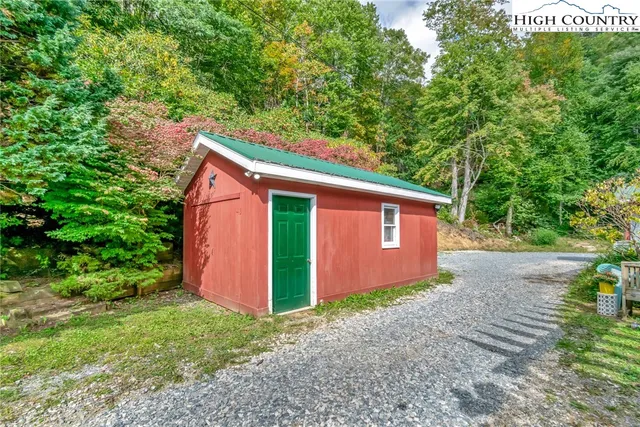 a view of a backyard