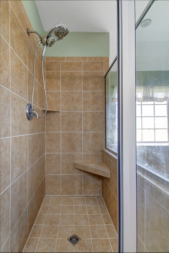 637 Ferrells Loop Road Manchester, TN 37355 - Photo 17 of 43 a bathroom with a shower