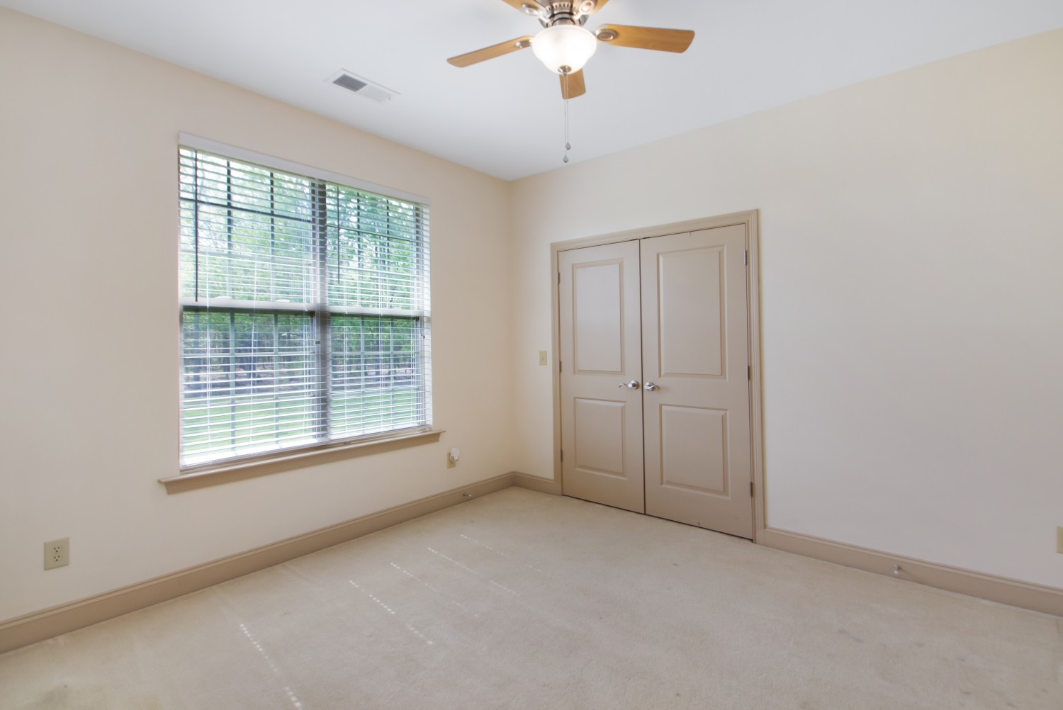637 Ferrells Loop Road Manchester, TN 37355 - Photo 19 of 43 an empty room with chandelier fan