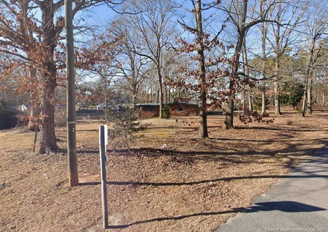 a view of a yard with a house