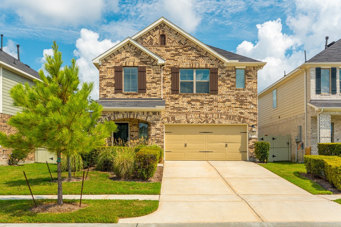10627 Whitejacket Conroe, TX 77385 - Photo 3 of 46 a front view of a house with a garden