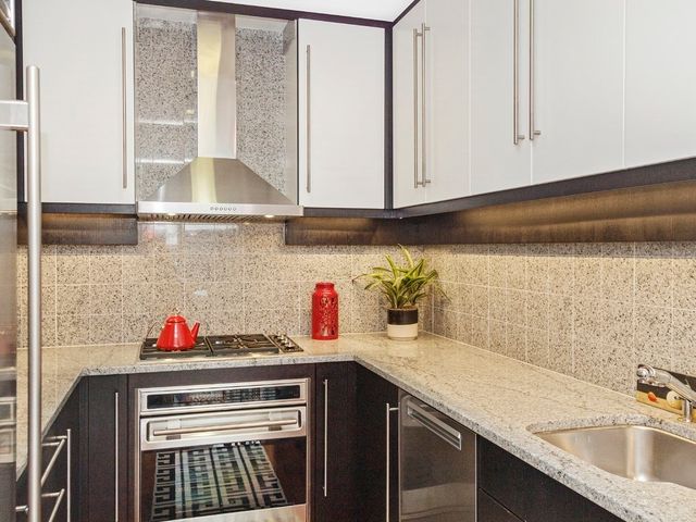 $1,825,000 | 500 Atlantic Avenue, Unit 17L, Boston, MA 02210