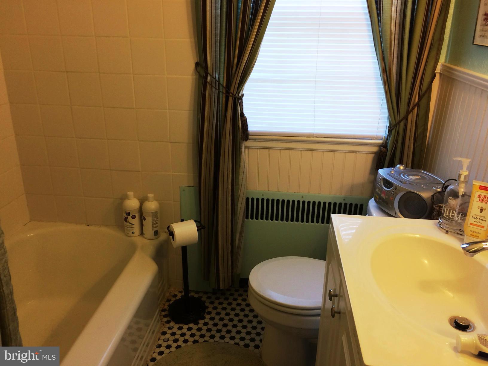 55 Burkleigh Road Towson, MD 21286 - Photo 4 of 5 a bathroom with a sink and bathtub