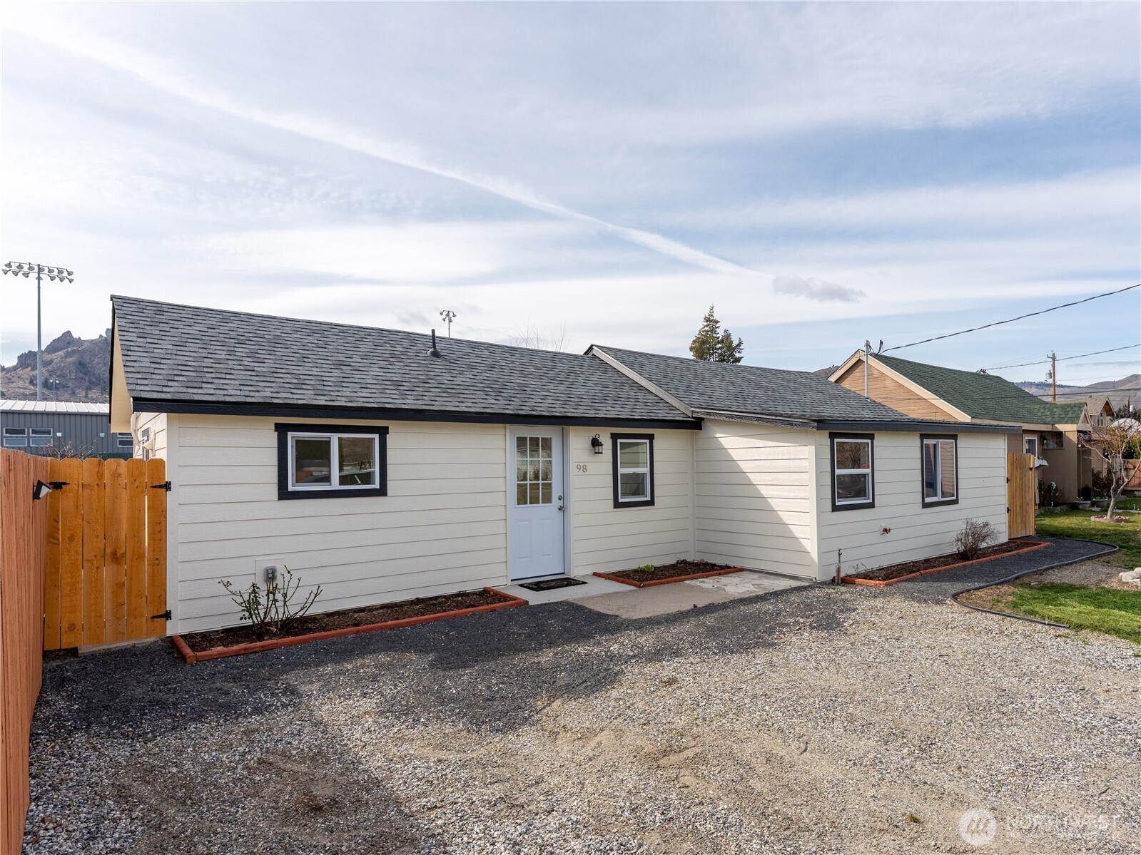 98 Fuller Street Wenatchee, WA 98801 - Photo 2 of 36