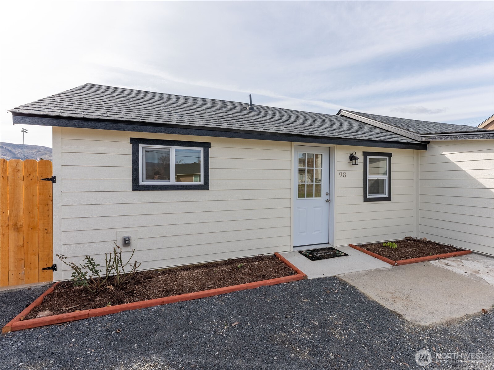 98 Fuller Street Wenatchee, WA 98801 - Photo 3 of 36