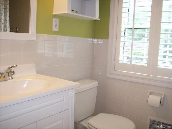 833 Whittier Road Grosse Pointe, MI 48230 - Photo 19 of 22 Bathroom 2