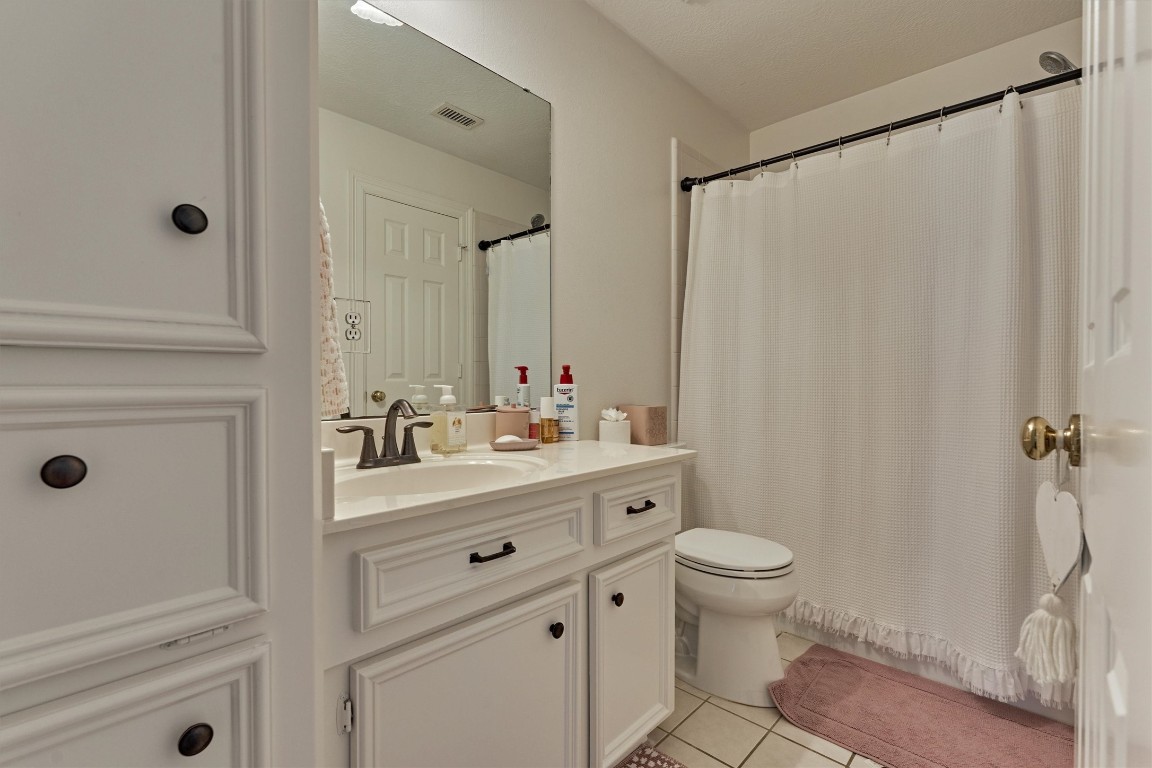 91 Wind Ridge Circle The Woodlands, TX 77381 - Photo 28 of 50 En suite bathroom for secondary bedroom #2 with tub/shower combo and storage space.