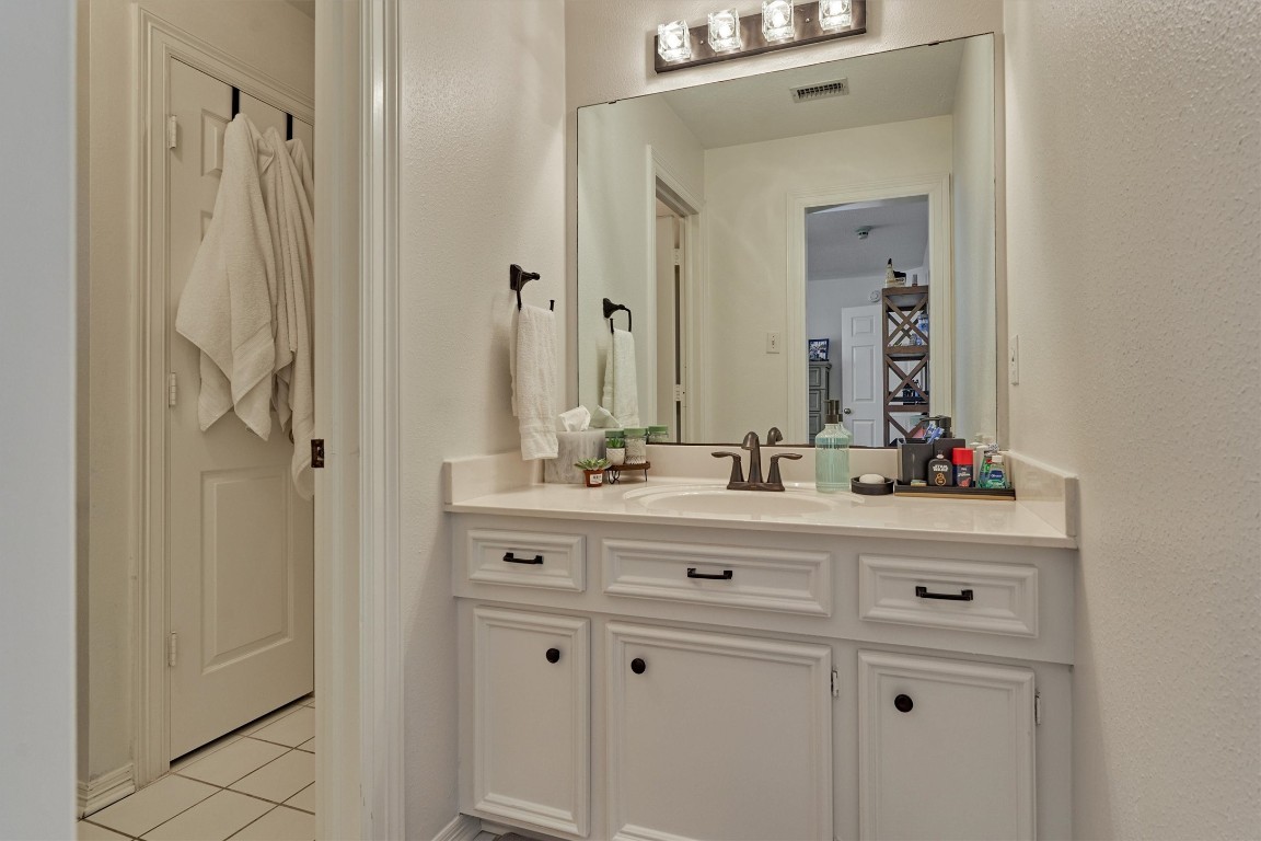 91 Wind Ridge Circle The Woodlands, TX 77381 - Photo 30 of 50 Jack & Jill bathroom.