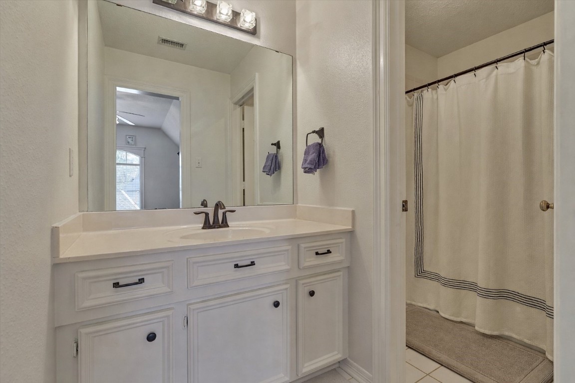 91 Wind Ridge Circle The Woodlands, TX 77381 - Photo 32 of 50 Jack & Jill bathroom with tub/shower combo.