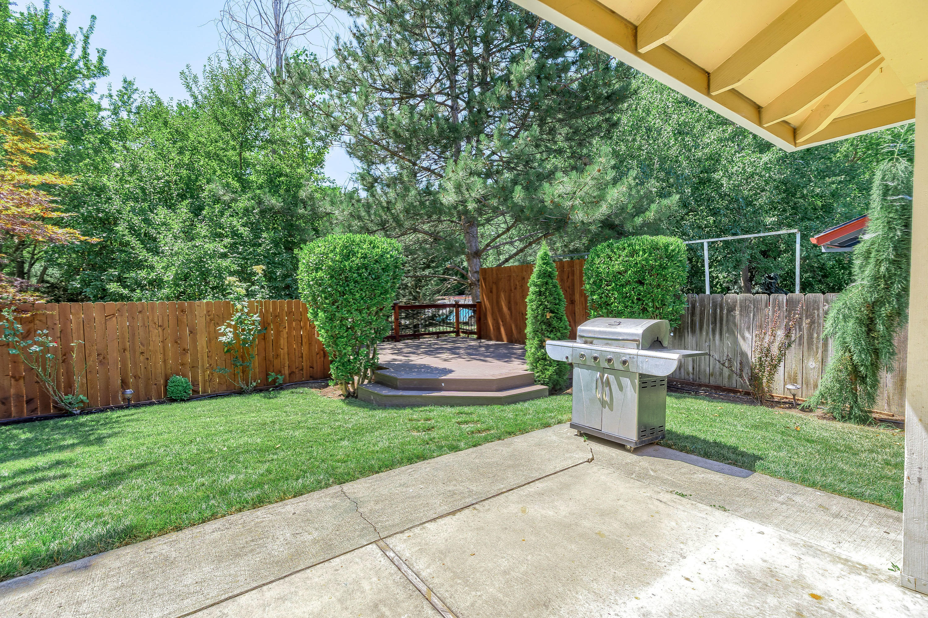 2572 Roberts Road Medford, OR 97504 - Photo 20 of 33 Back Yard