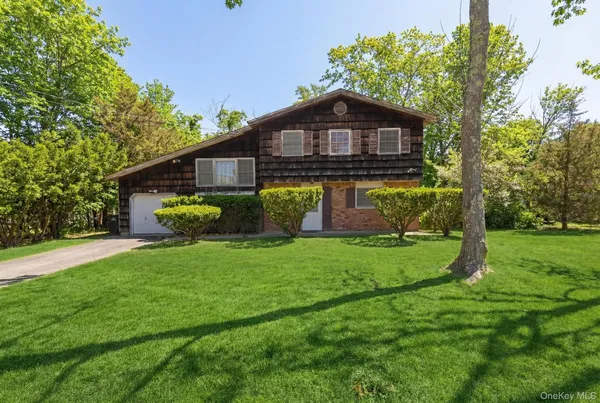 $599,000 | 43 Village Lane, Hauppauge, NY 11788