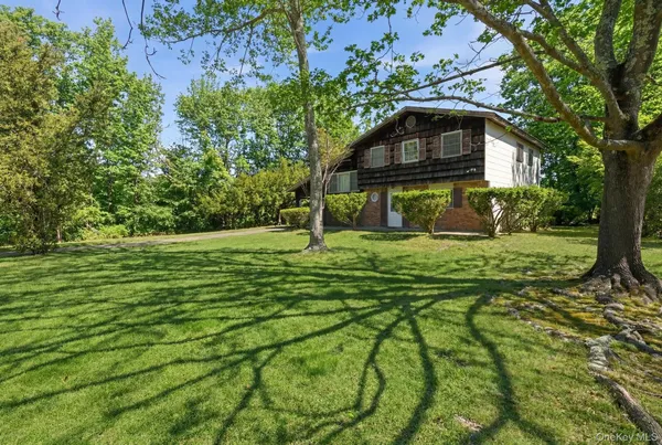 $599,000 | 43 Village Lane, Hauppauge, NY 11788