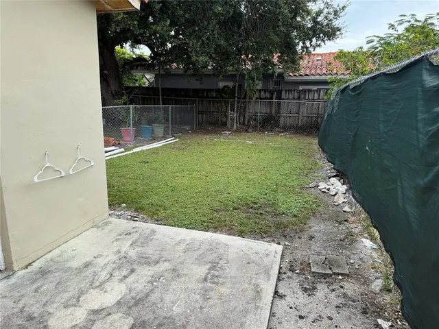 a view of a backyard