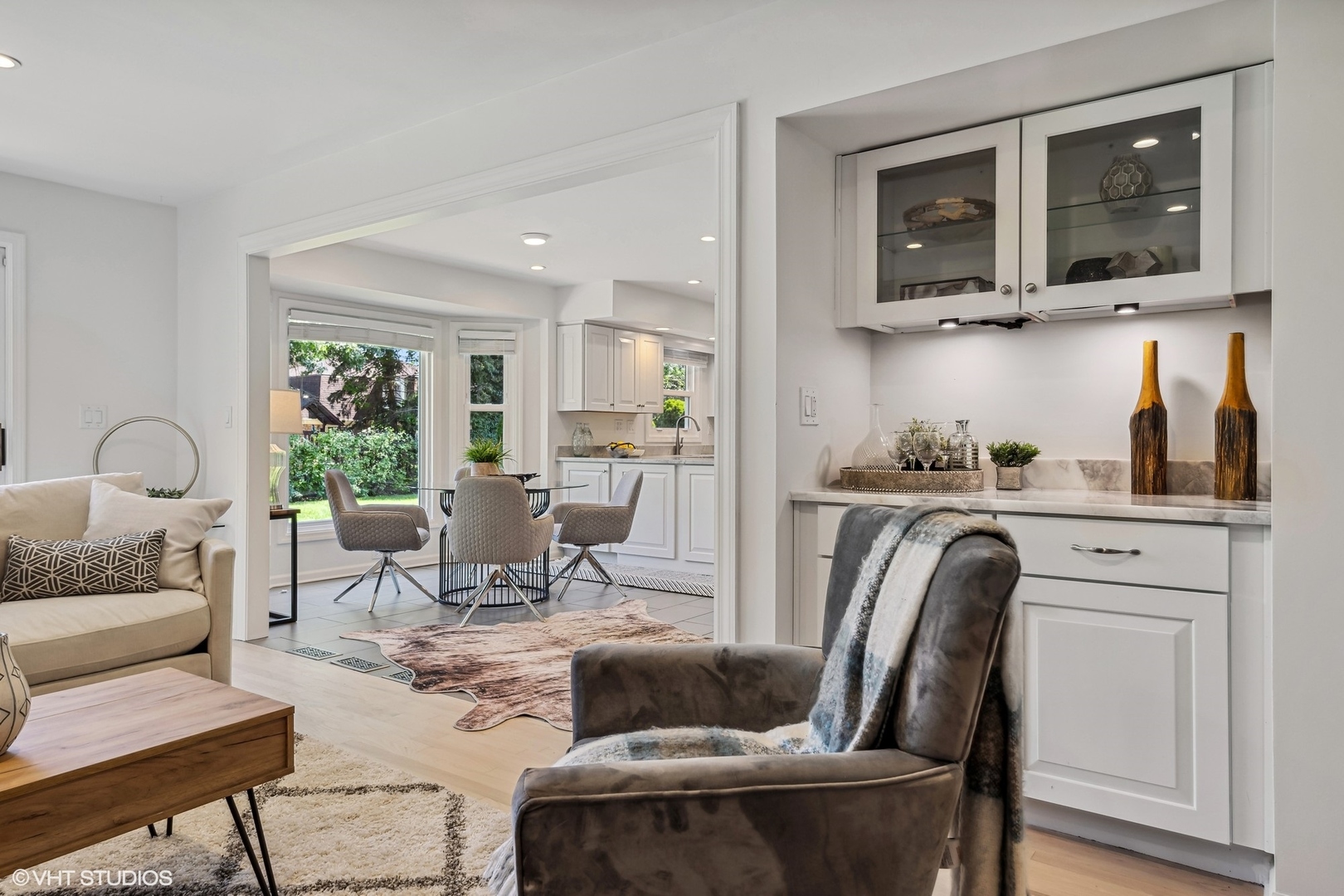4130 Rutgers Lane Northbrook, IL 60062 - Photo 23 of 41 a living room with furniture