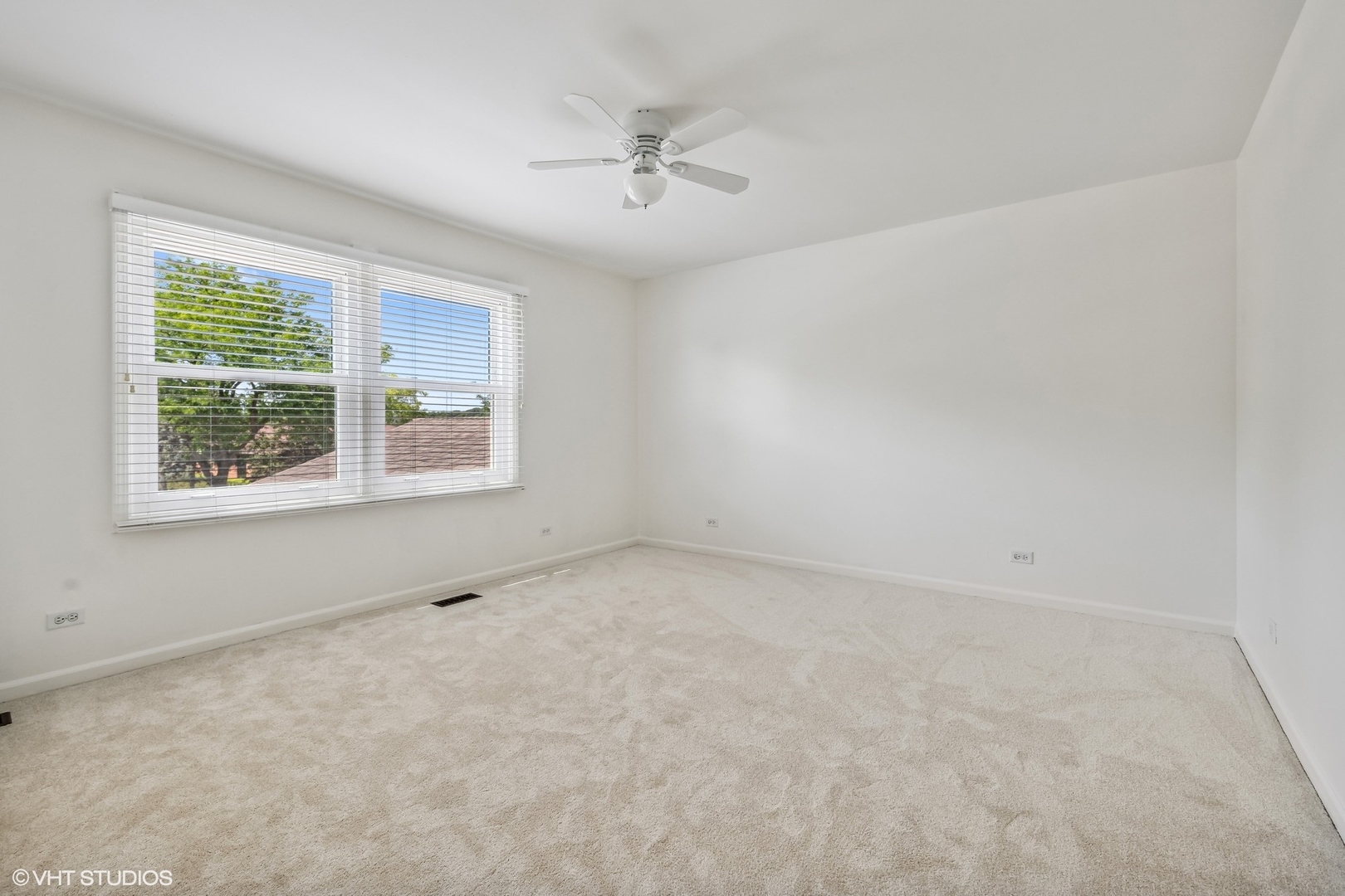 4130 Rutgers Lane Northbrook, IL 60062 - Photo 35 of 41 an empty room with a window