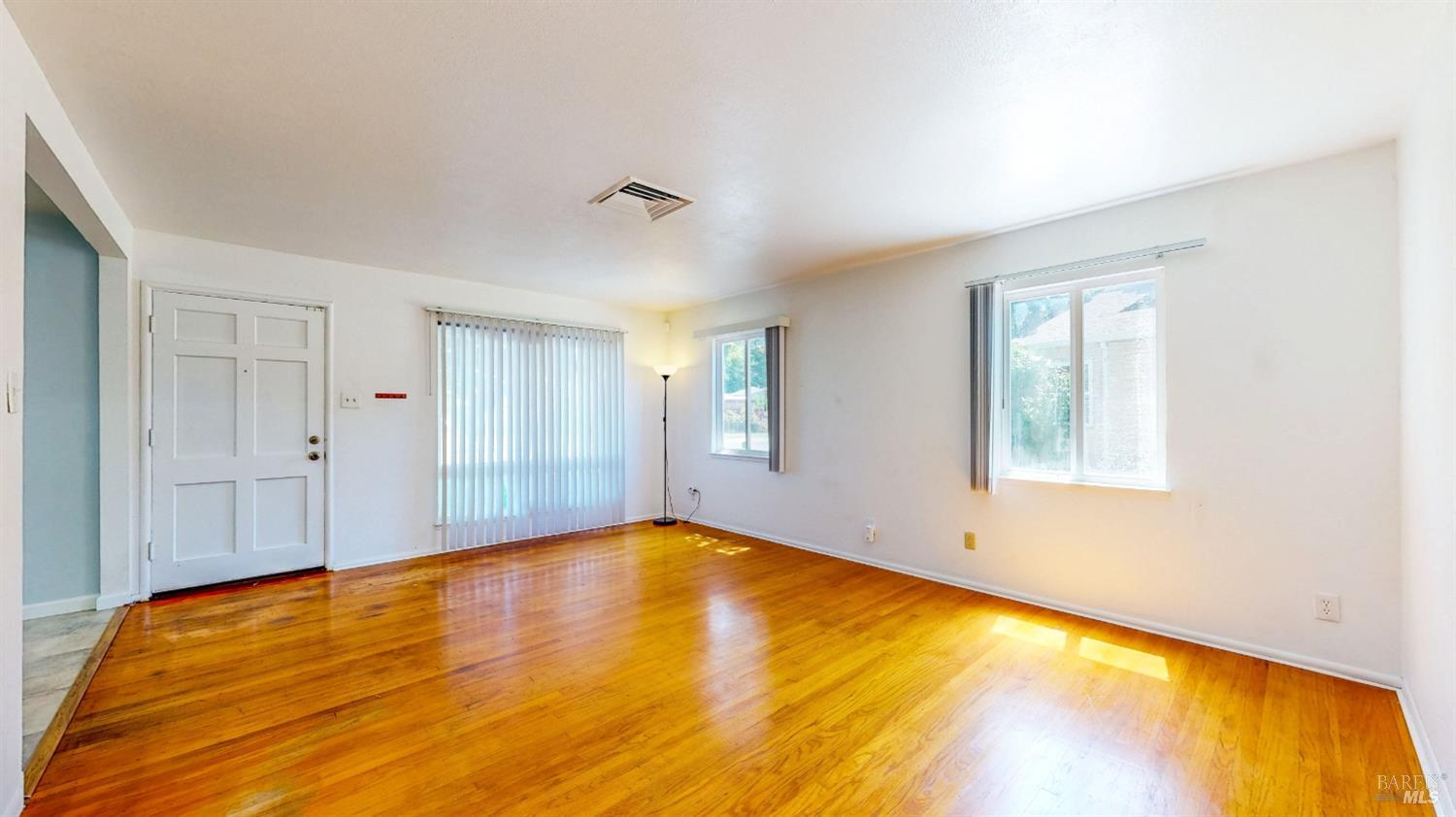 809 Maple Avenue Vallejo, CA 94591 - Photo 8 of 46 a view of empty room with window