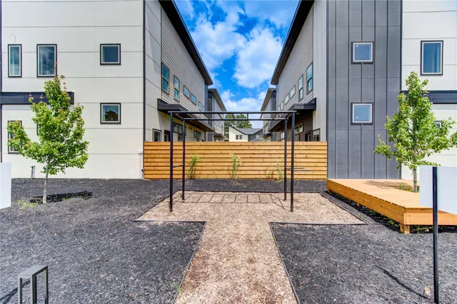 a view of a backyard