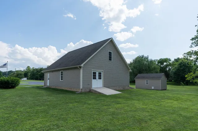 a view of a house with backyard and garden
