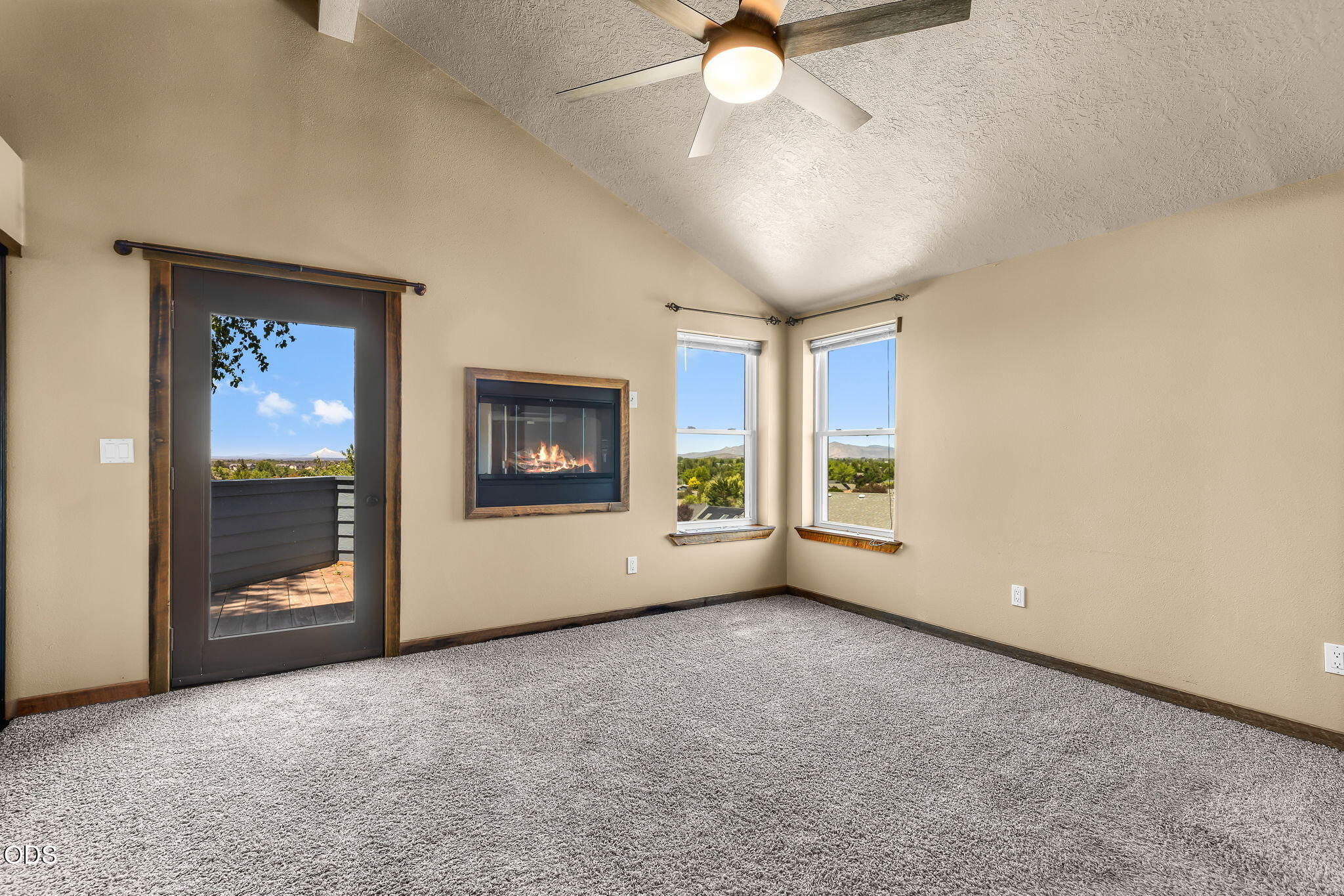 2486 Southwest Valleyview Drive Redmond, OR 97756 - Photo 28 of 55 an empty room with fan and windows