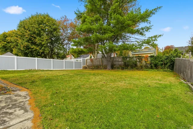 a view of a back yard