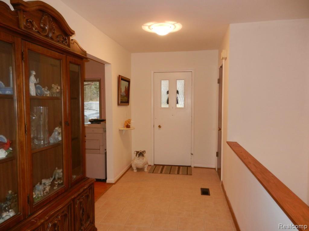 2452 Eaton Gate Road Lake Orion, MI 48360 - Photo 16 of 20 Foyer.jpg