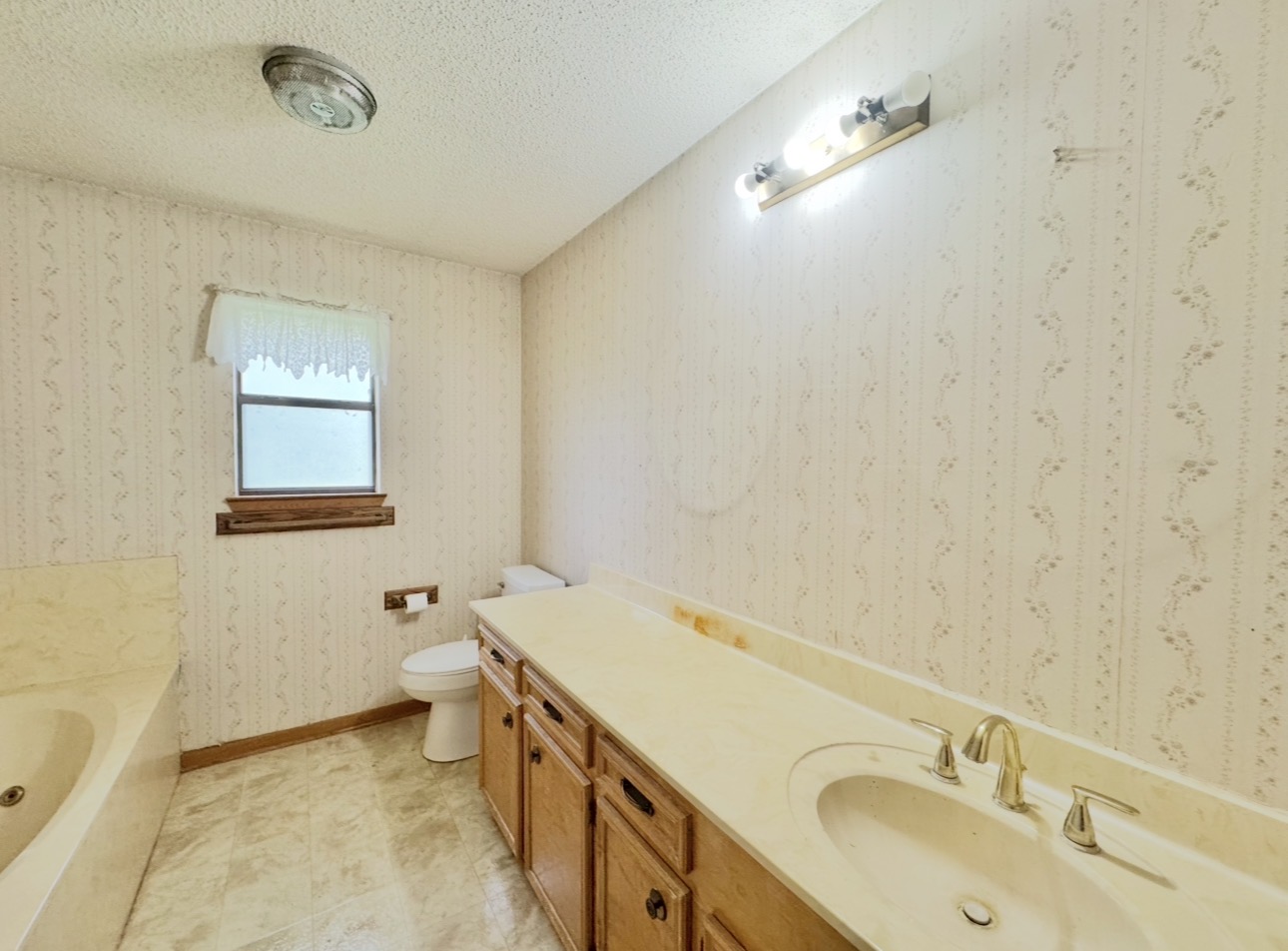 2410 State Highway 95 Elgin, TX 78621 - Photo 30 of 38 3rd Full Bathroom