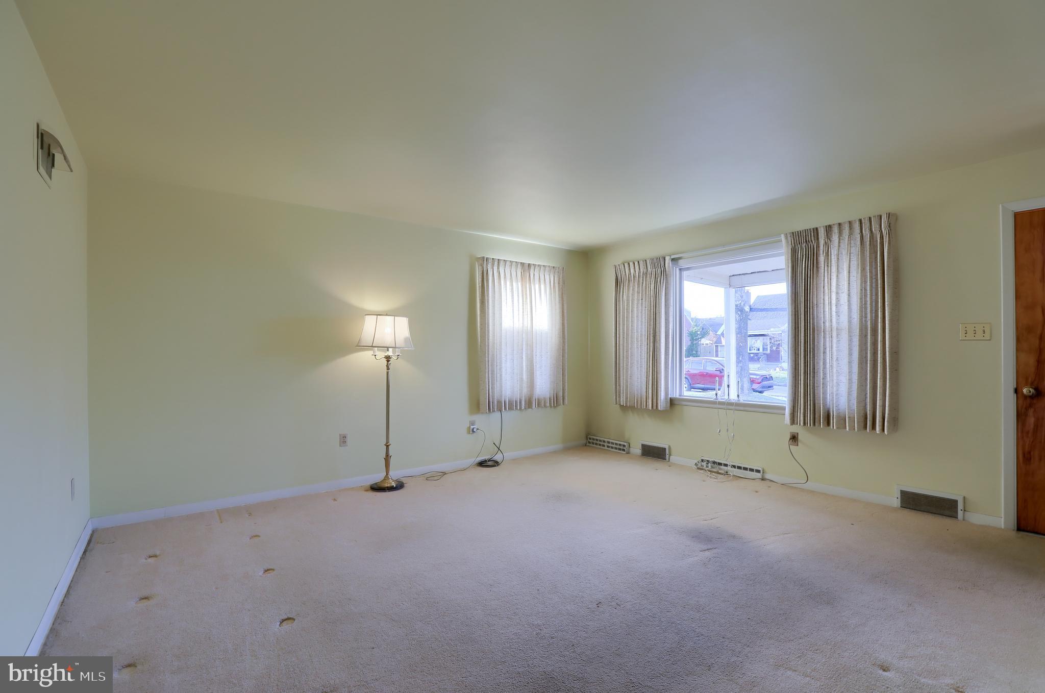 27 Valley Road Reading, PA 19610 - Photo 12 of 36 Living Room