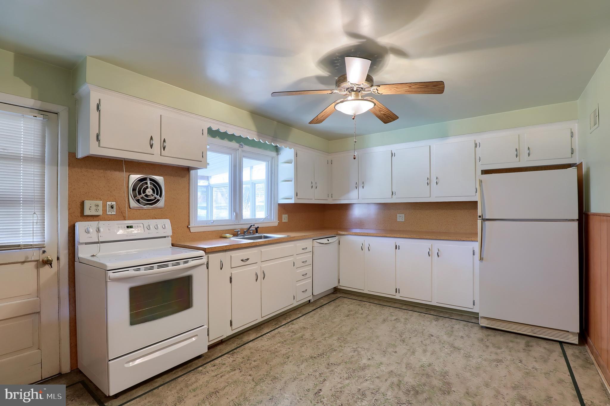 27 Valley Road Reading, PA 19610 - Photo 15 of 36 Kitchen