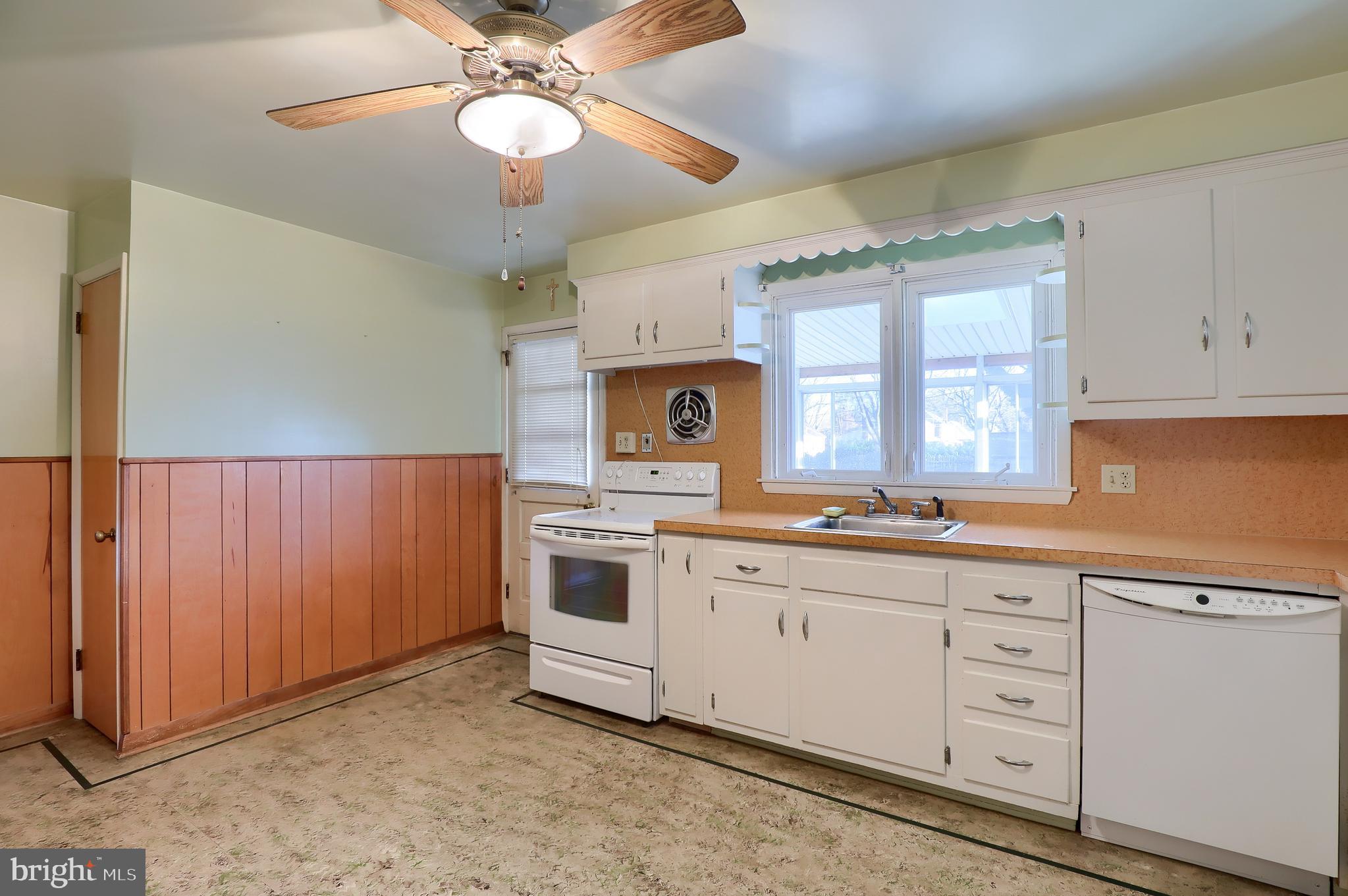 27 Valley Road Reading, PA 19610 - Photo 17 of 36 Kitchen