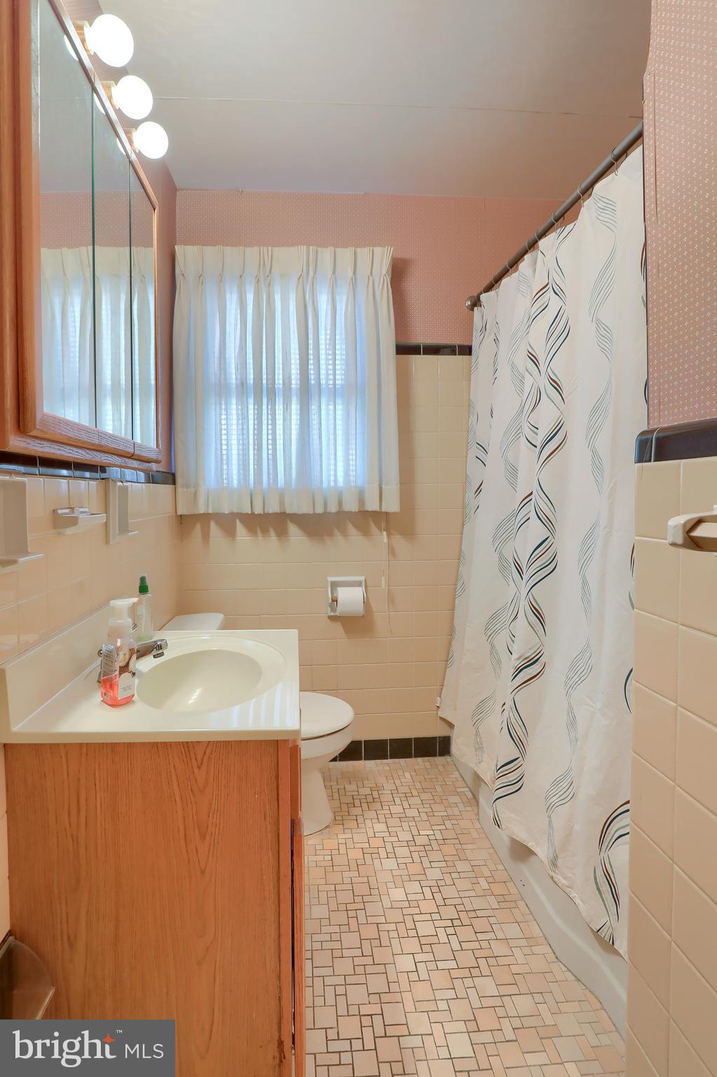 27 Valley Road Reading, PA 19610 - Photo 23 of 36 Full BA