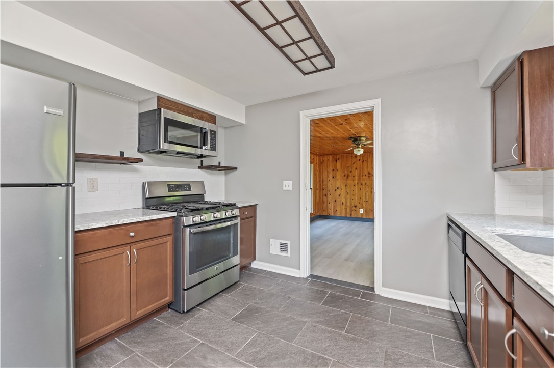 998 Gravel Road Webster, NY 14580 - Photo 7 of 28