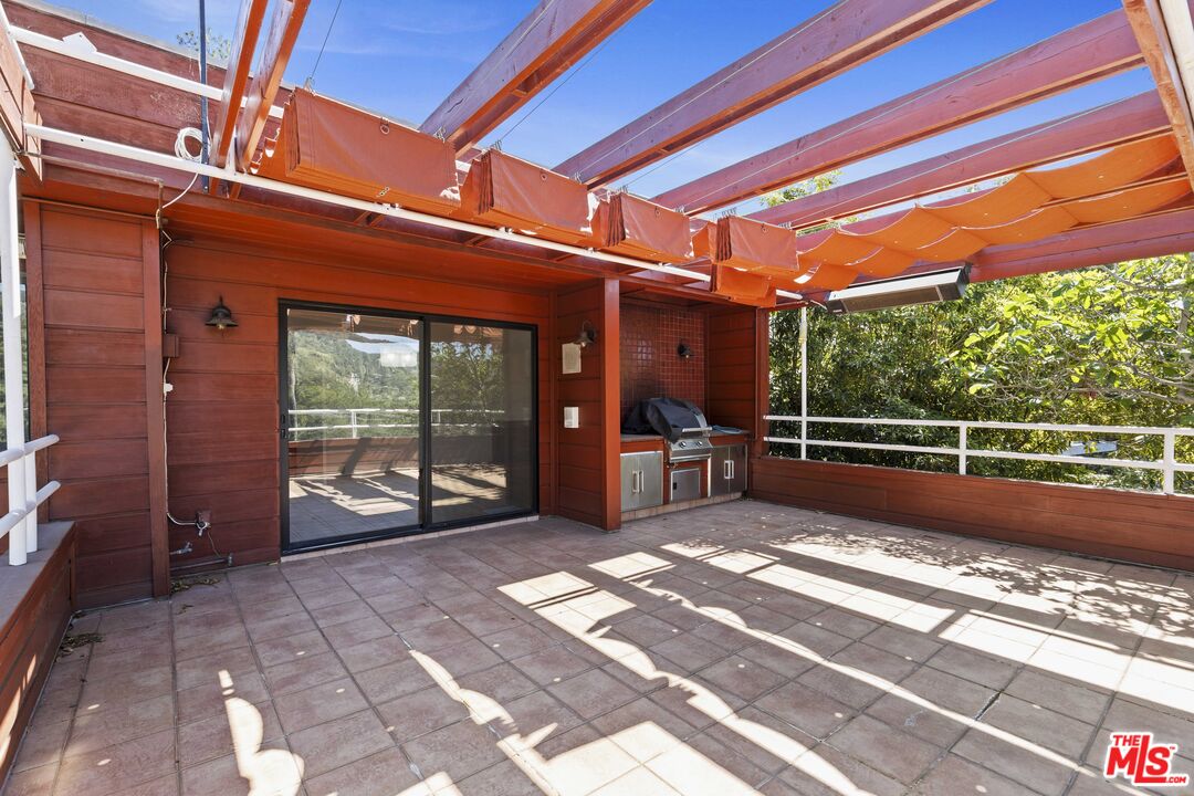 3275 Buckingham Road Glendale, CA 91206 - Photo 20 of 33 a view of a chairs and table in the balcony