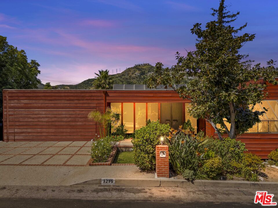 3275 Buckingham Road Glendale, CA 91206 - Photo 2 of 33 a view of a yard and front view of a house