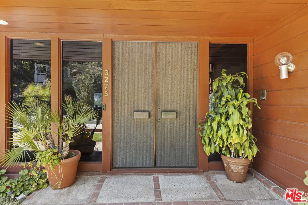3275 Buckingham Road Glendale, CA 91206 - Photo 5 of 33 a view of a potted plant in front of a building