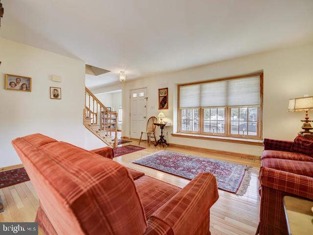 38 Cameron Circle Clementon, NJ 08021 - Photo 8 of 31 Living Room