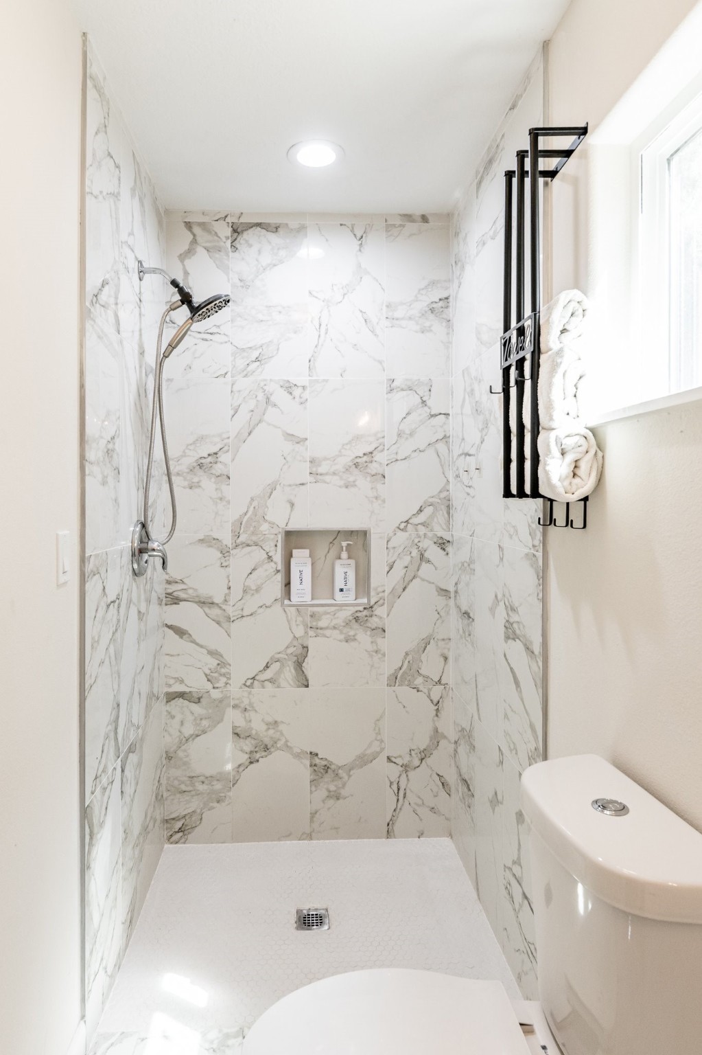 109 Monica Street Trinity, TX 75862 - Photo 18 of 32 a bathroom with a bathtub a toilet and a shower