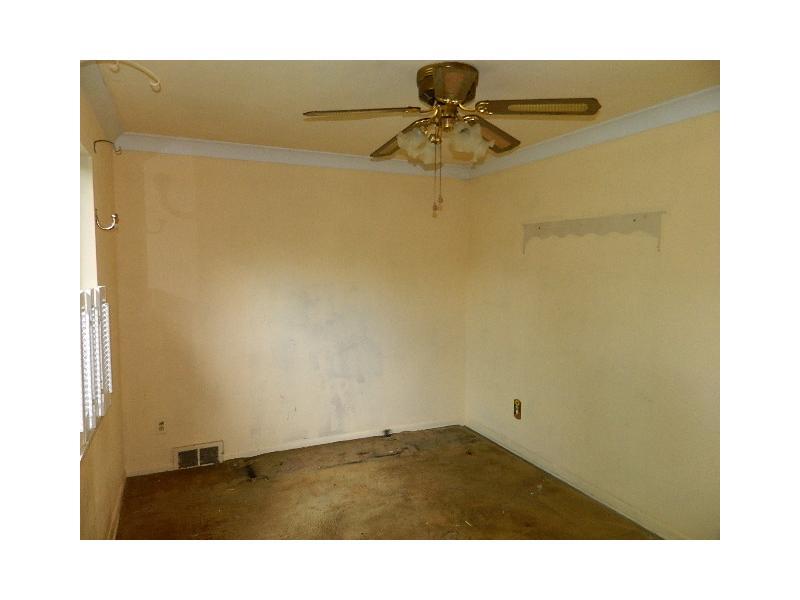340 Hulton Road Penn Hills, PA 15147 - Photo 4 of 10 Dining Room.