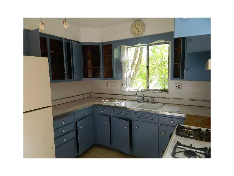 340 Hulton Road Penn Hills, PA 15147 - Photo 5 of 10 Kitchen.