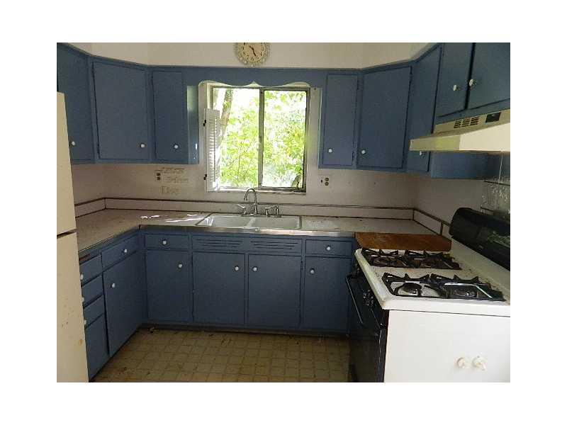 340 Hulton Road Penn Hills, PA 15147 - Photo 6 of 10 Kitchen.
