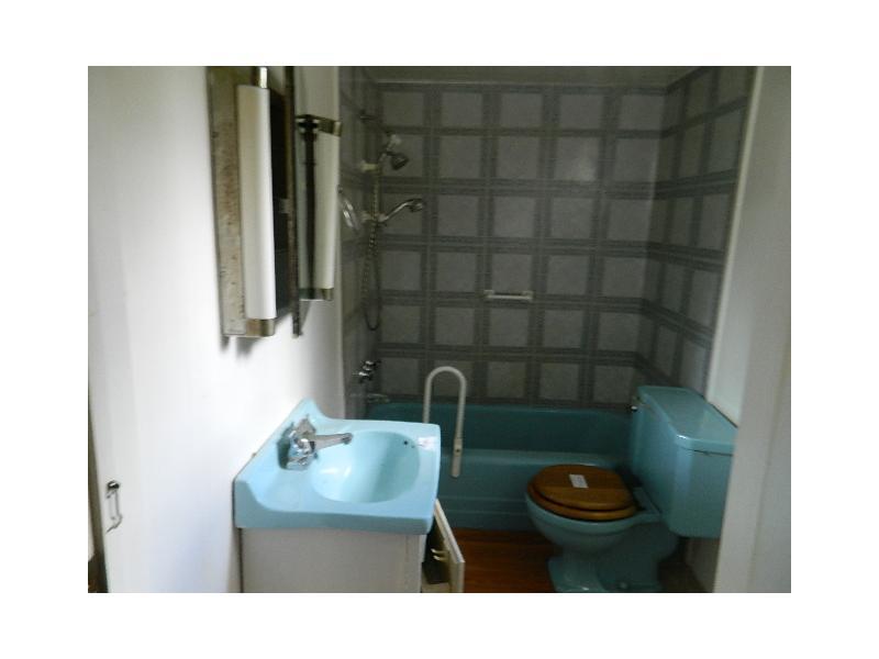340 Hulton Road Penn Hills, PA 15147 - Photo 7 of 10 Full Bath.