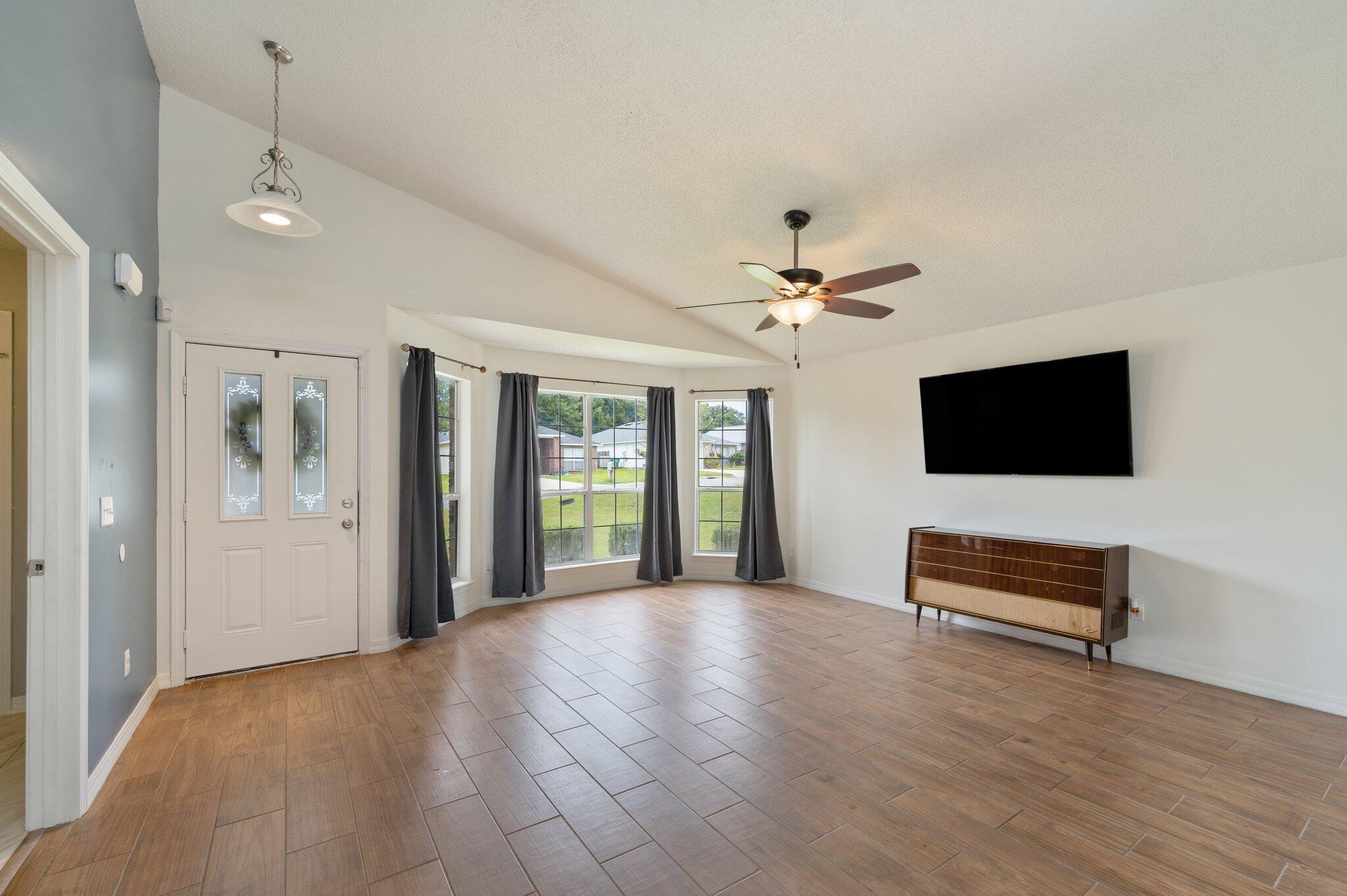 127 Sandstone Trail Crestview, FL 32539 - Photo 5 of 32 Living Room