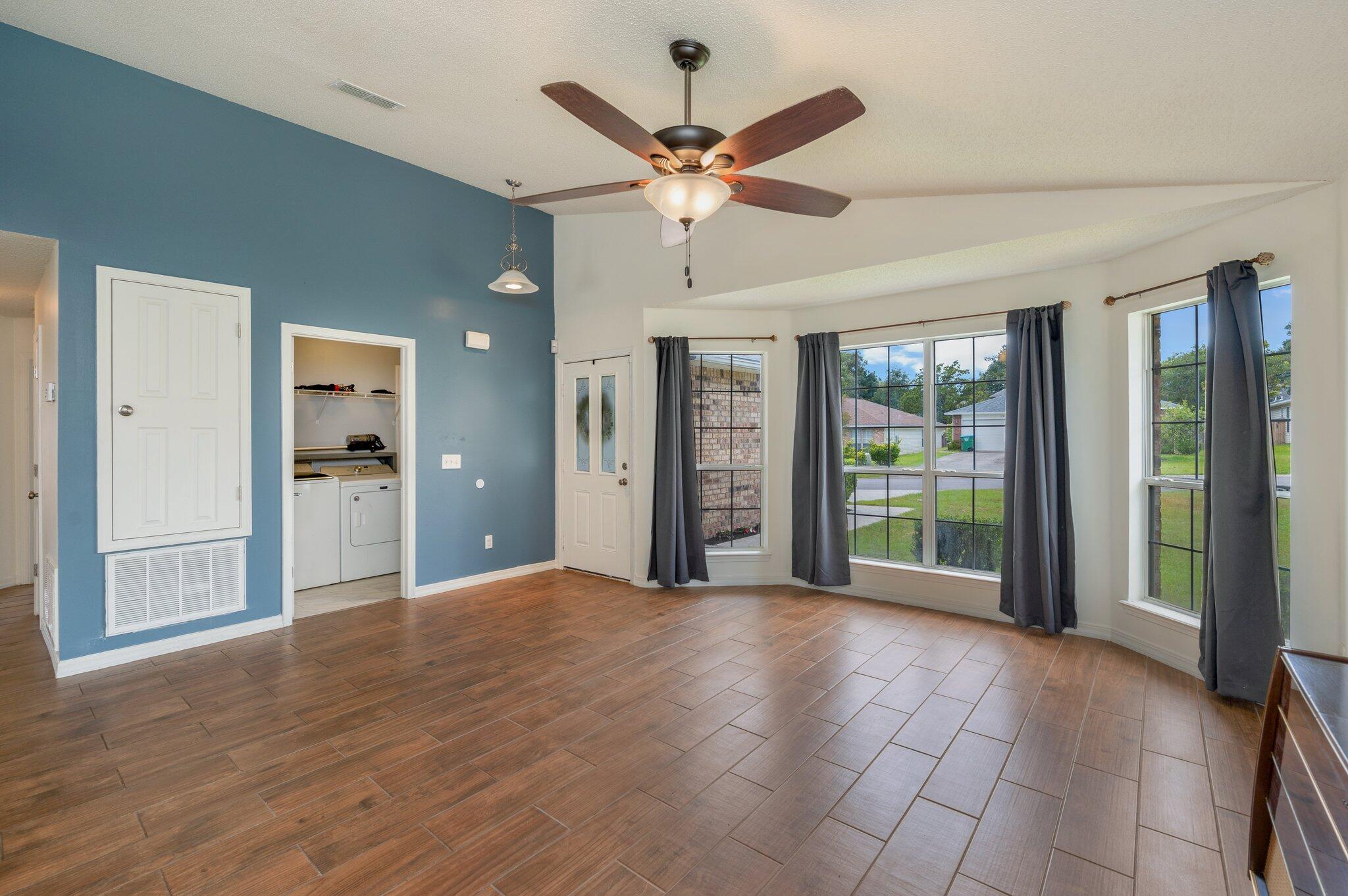 127 Sandstone Trail Crestview, FL 32539 - Photo 6 of 32 Living Room